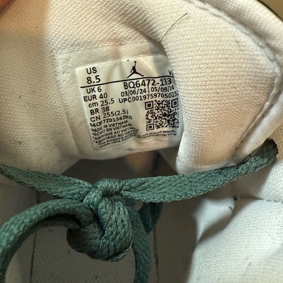 Nike Air Jordan White Shoes with Green Laces - Picture 6 of 6